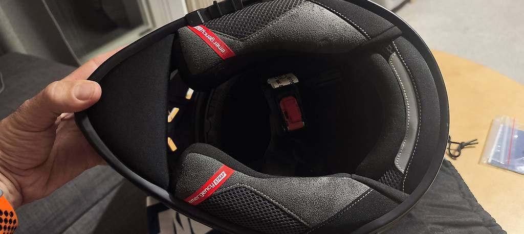 Caschi & visiere: Casque moto en carbone – Usato da Corsier-sur-Vevey venduto da soa_8ktg 2
