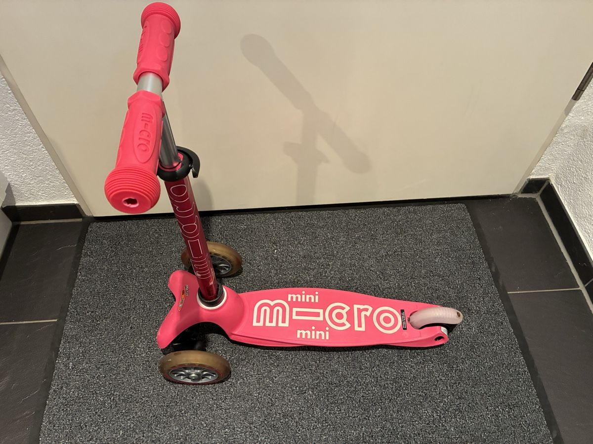 Micro Kickboard: Micro Mini Scooter Kinderroller rosa gebrauchter Zustand – Usato da Neerach venduto da Licht10