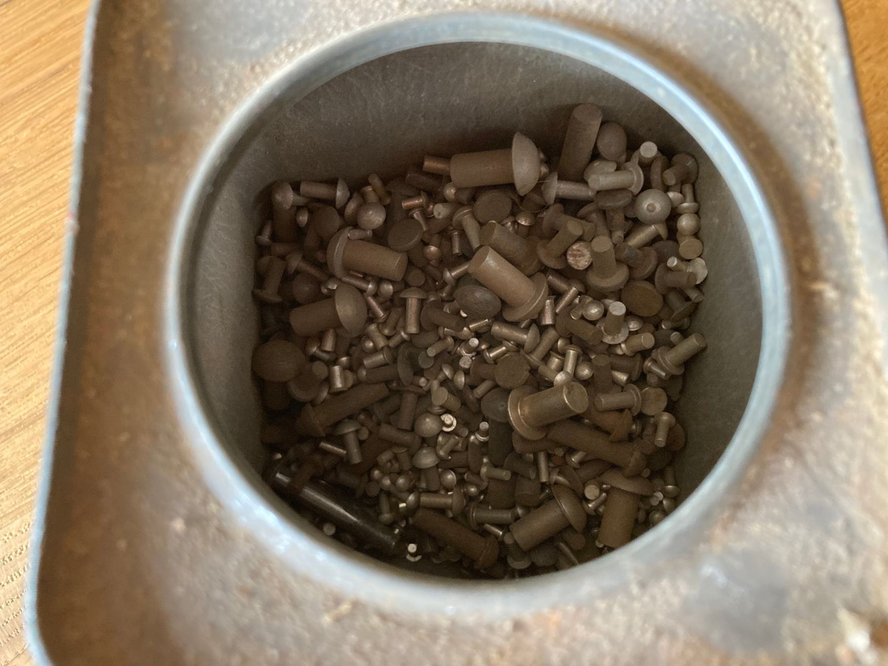 Tutte le decorazioni: Metall Büchsen mit Schweisser Bild – Usato da Stäfa venduto da koopjesnu 7