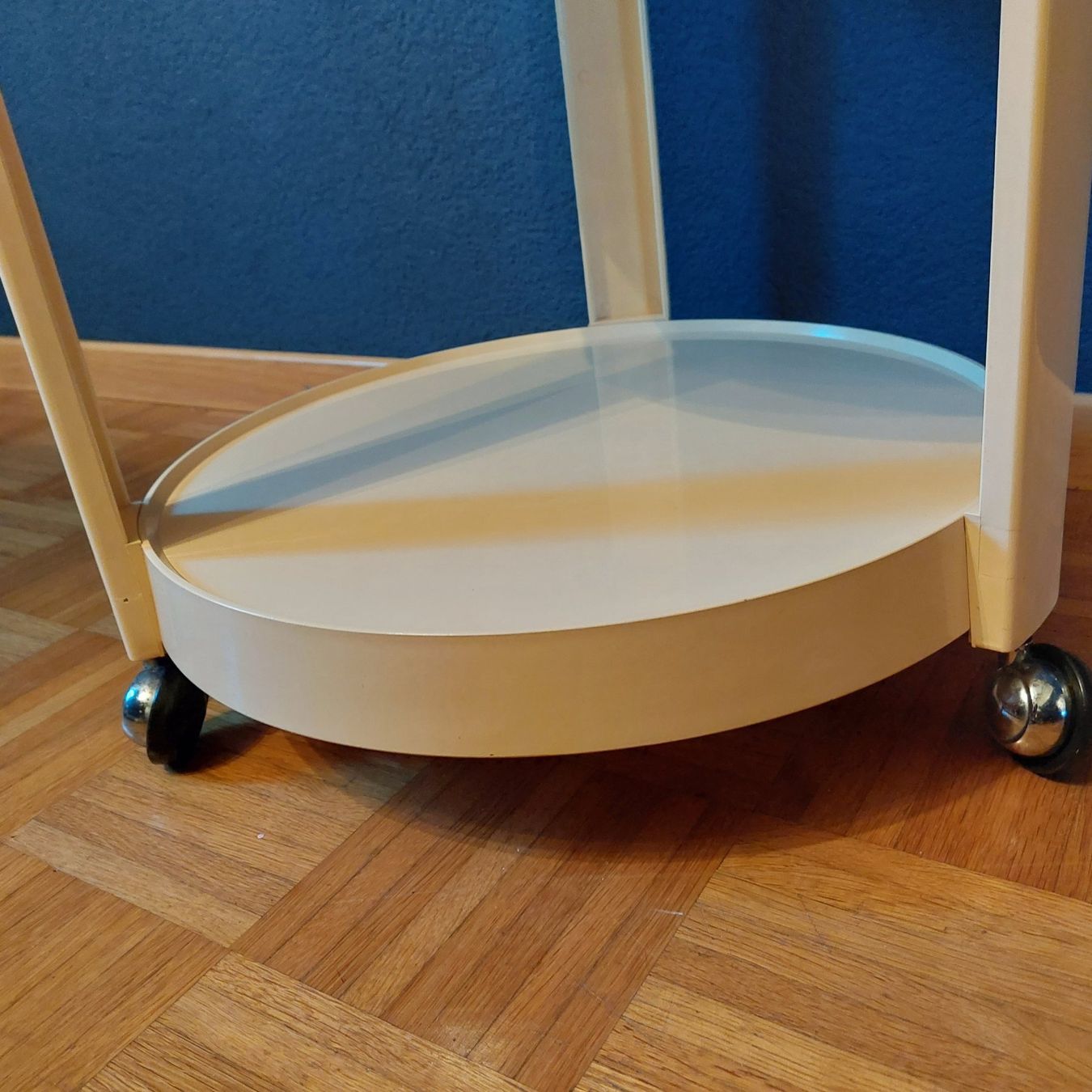 Tische: Space Age 70er Jahre Beistelltisch – Gebraucht aus Thun von nad_x8nk 5