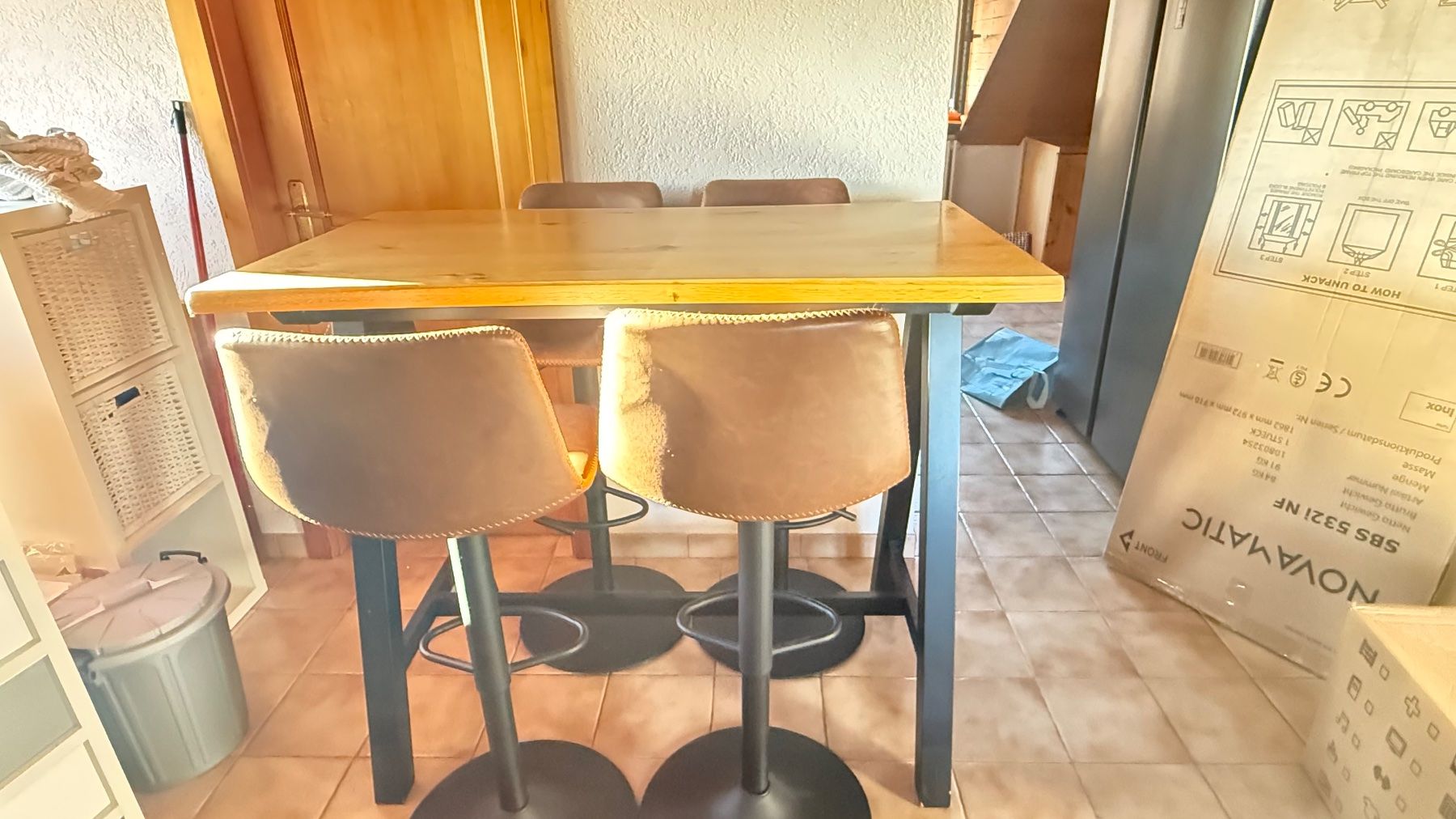 Set di tavolo e panche: table haute avec 4 chaises – Usato da Essertines-Rolle venduto da Nono_1802 1