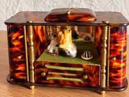 Boîte à musique ancienne avec figurines de chiens