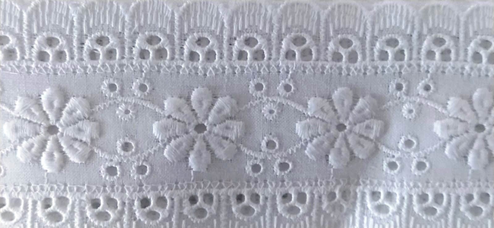 Stoffe: Tüllspitze mit Blumen, weiss - 13.8 Meter - – Neu und originalverpackt aus Zürich von -italo- 1