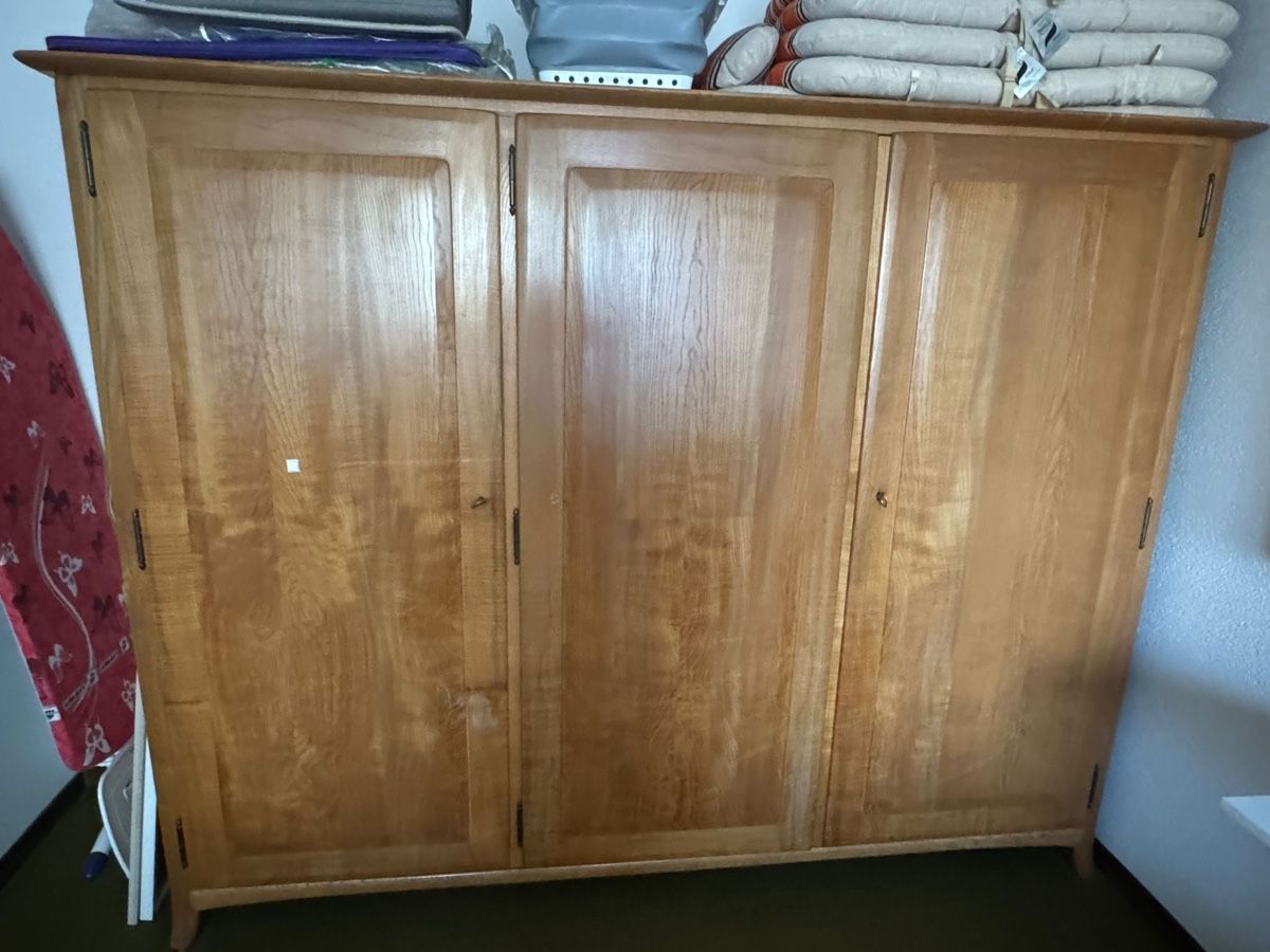 Schränke: Massiver Sproll Holzschrank – Gebraucht aus Utzenstorf von Dpluto