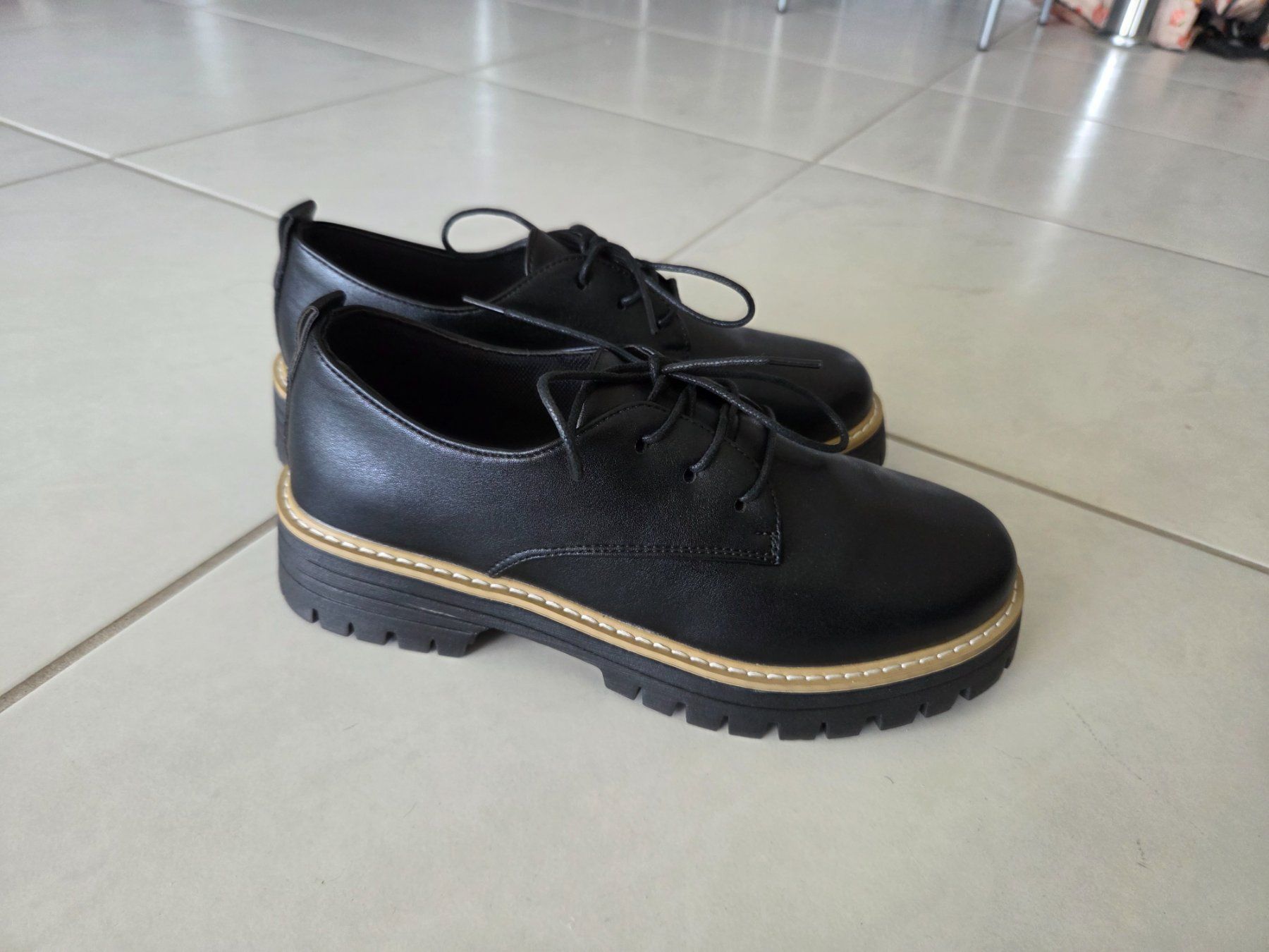 Chaussures femmes: Halbschuhe Neue mit schnüren gr 40 – Neuf avec emballage d'origine à Bronschhofen par Katrusja