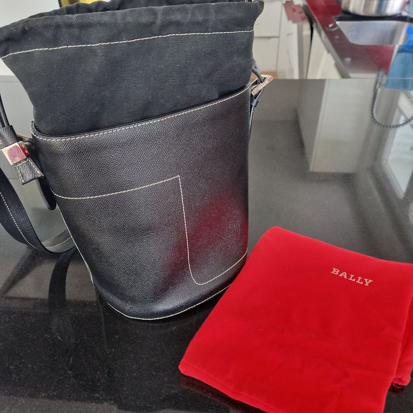 Bally Borse da donna: Bally Drawstring Bucket Bag, schwarz J2018 – Usato da Gränichen venduto da sunchi07 8