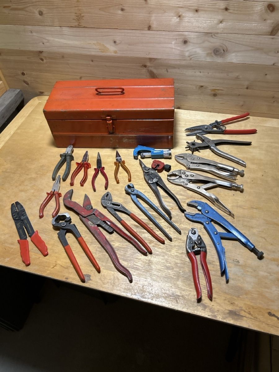 Alle Werkzeuge: Boîte outils divers  – Gebraucht aus Corcelles NE von Avossouhaits