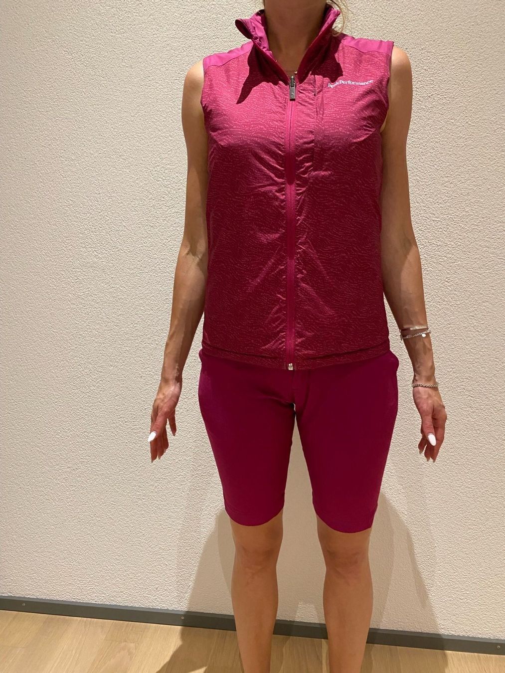 Peak Performance Lotti di vestiti: Shorts und Weste (Golf) – Nuovo (secondo la descrizione) da Dübendorf venduto da fadrinli