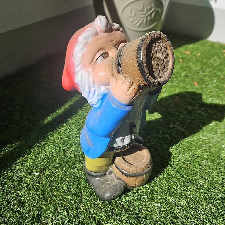 Figuren: Trinkender Gartenzwerg – Gebraucht aus Bern von naaa000xci