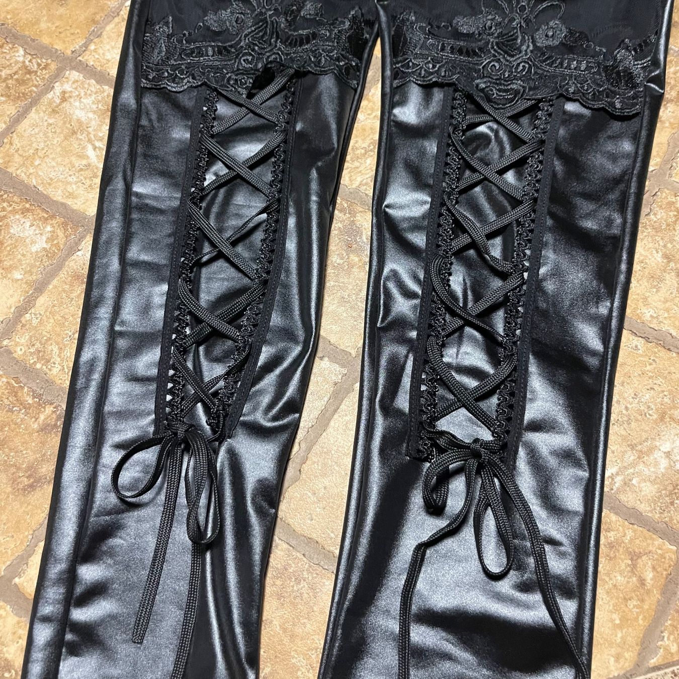 Leggings: Chic Leggings ecopelle con lacci, e dettagli trasparente- – Nuovo e nell'imballaggio originale da Gordevio venduto da LanaZimm 7
