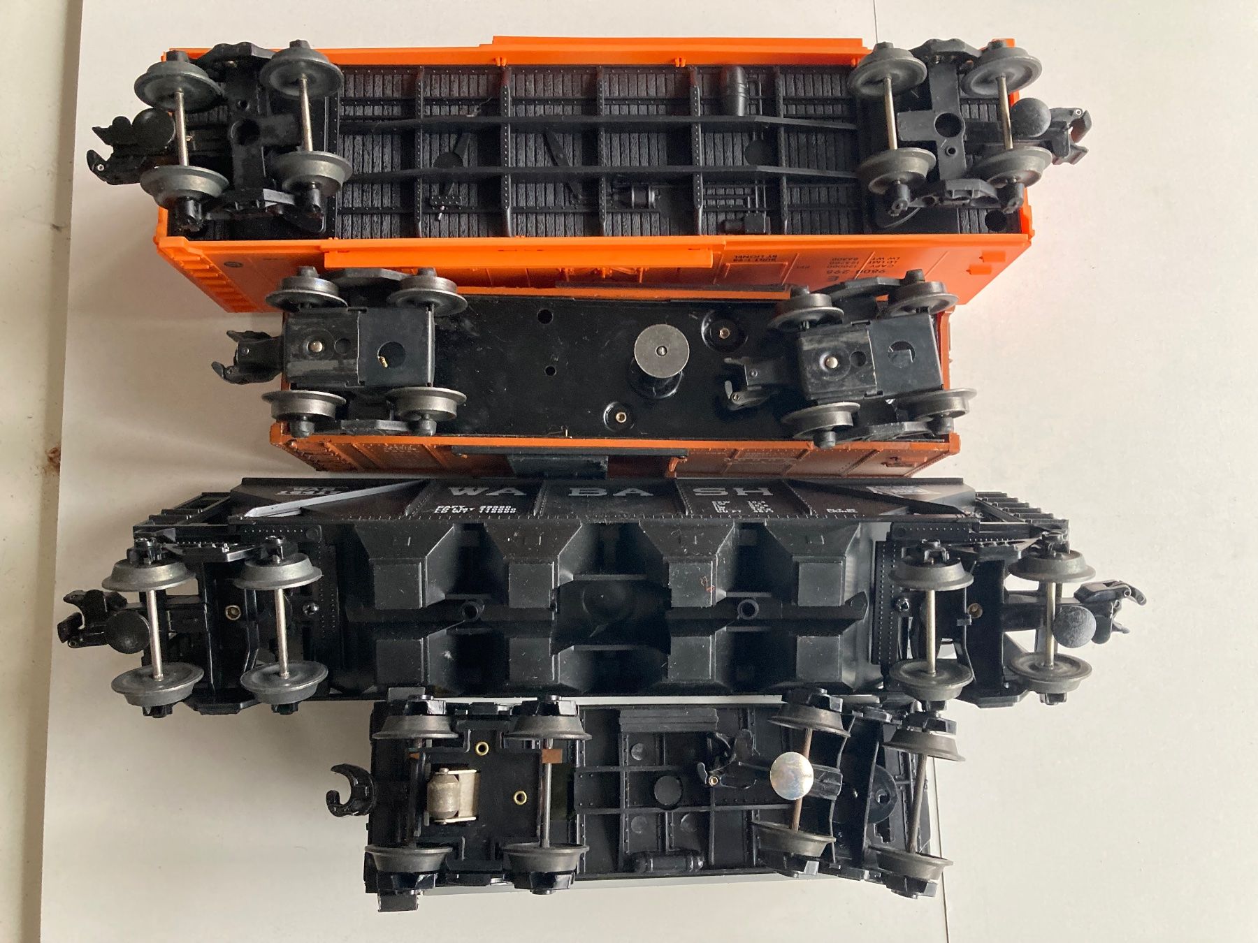 Modellini di ferrovie: 4er Set Spur 0 Güterwagen USA mit Figur – Usato da Büsserach venduto da ModellbahnDepot 3