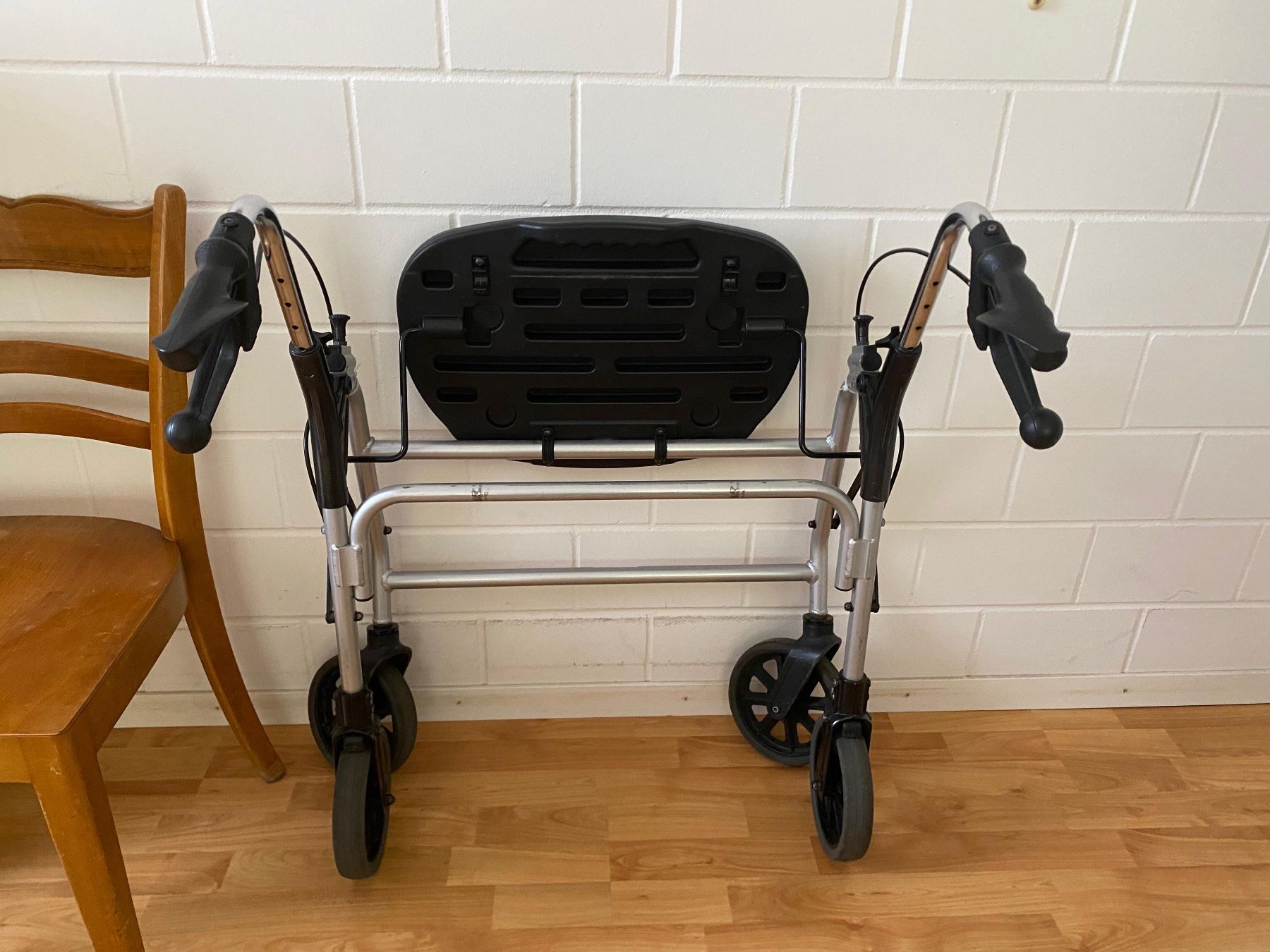 Gehhilfen: Rollator Gehhilfe mit Sitz und Korb silber gebraucht – Gebraucht aus Oberfrittenbach von Simon020 3
