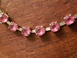Armband mit rosa facettierten Steinchen, silberfarben