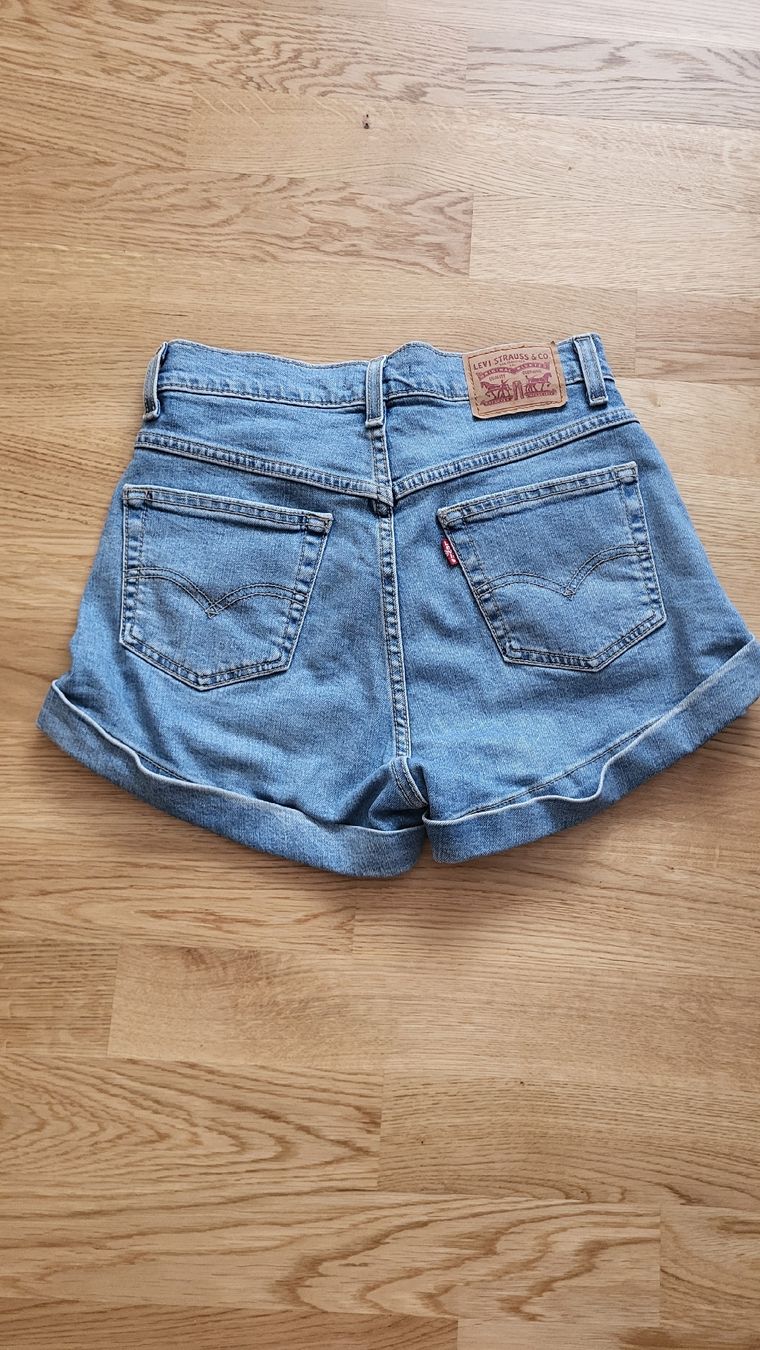 Levi's Jeans: Levis Mom Shorts – Usato da Thun venduto da lar_f5kq 1