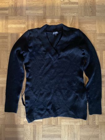 Pull noir mi saison avec lacets sur les côtés taille 42-44