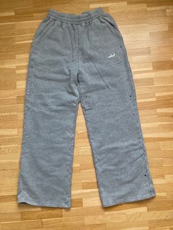 Graue Jogginghose mit Steinen DEPUTY DEPT., Grösse M
