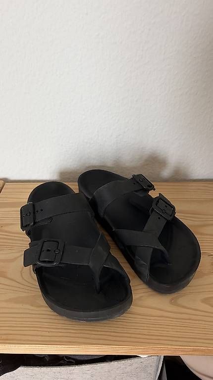 Scarpe da uomo: Sandalen Zehentrenner schwarz – Usato da Neuheim venduto da Vinn