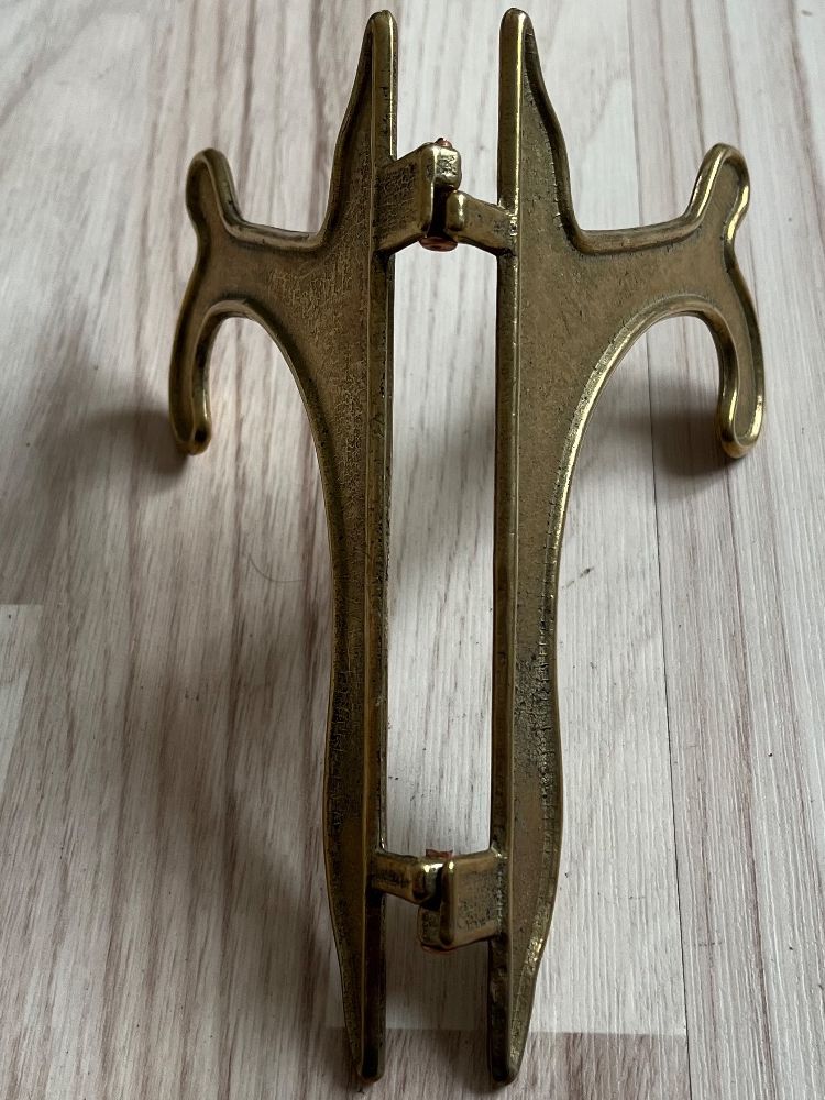 Autres décorations & accessoires: Antiker und spezieller MESSING-TELLER-/BILDER-STÄNDER – D'occasion à Islikon par sav_m8xk