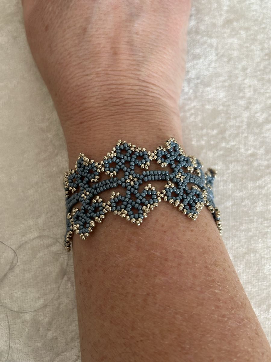 Bracciali & Braccialetti: Handgemachtes Perlenarmband, elegant, blau – Nuovo e nell'imballaggio originale da Ettiswil venduto da nat_9vgc 1