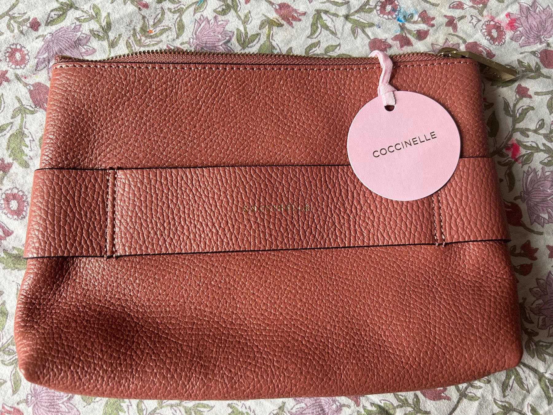 Coccinelle Taschen für Damen: Neu Coccinelle Clutch aus Leder – Neu und originalverpackt aus Wallisellen von Fayne25