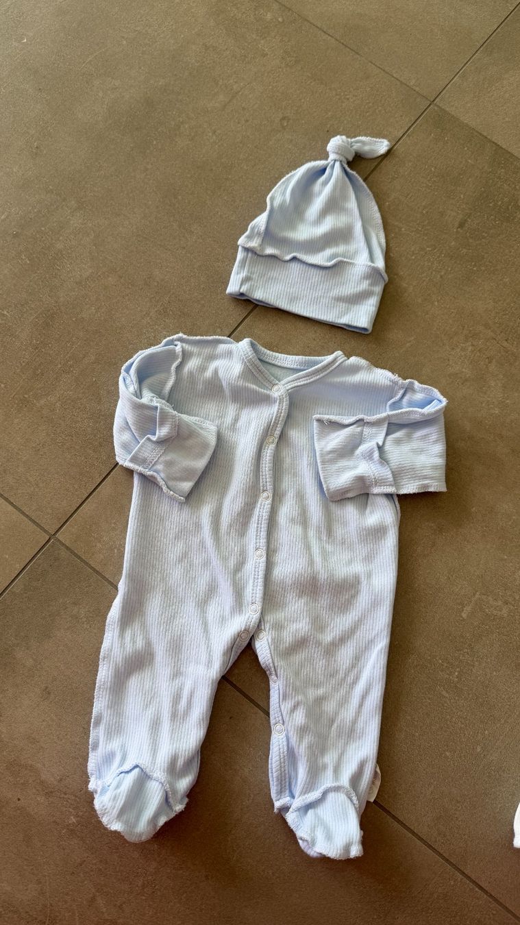 Kleiderpakete & -sets: Bodysuit with hat for newborn – Gebraucht aus Lugano von _tuttifrutti_ 1