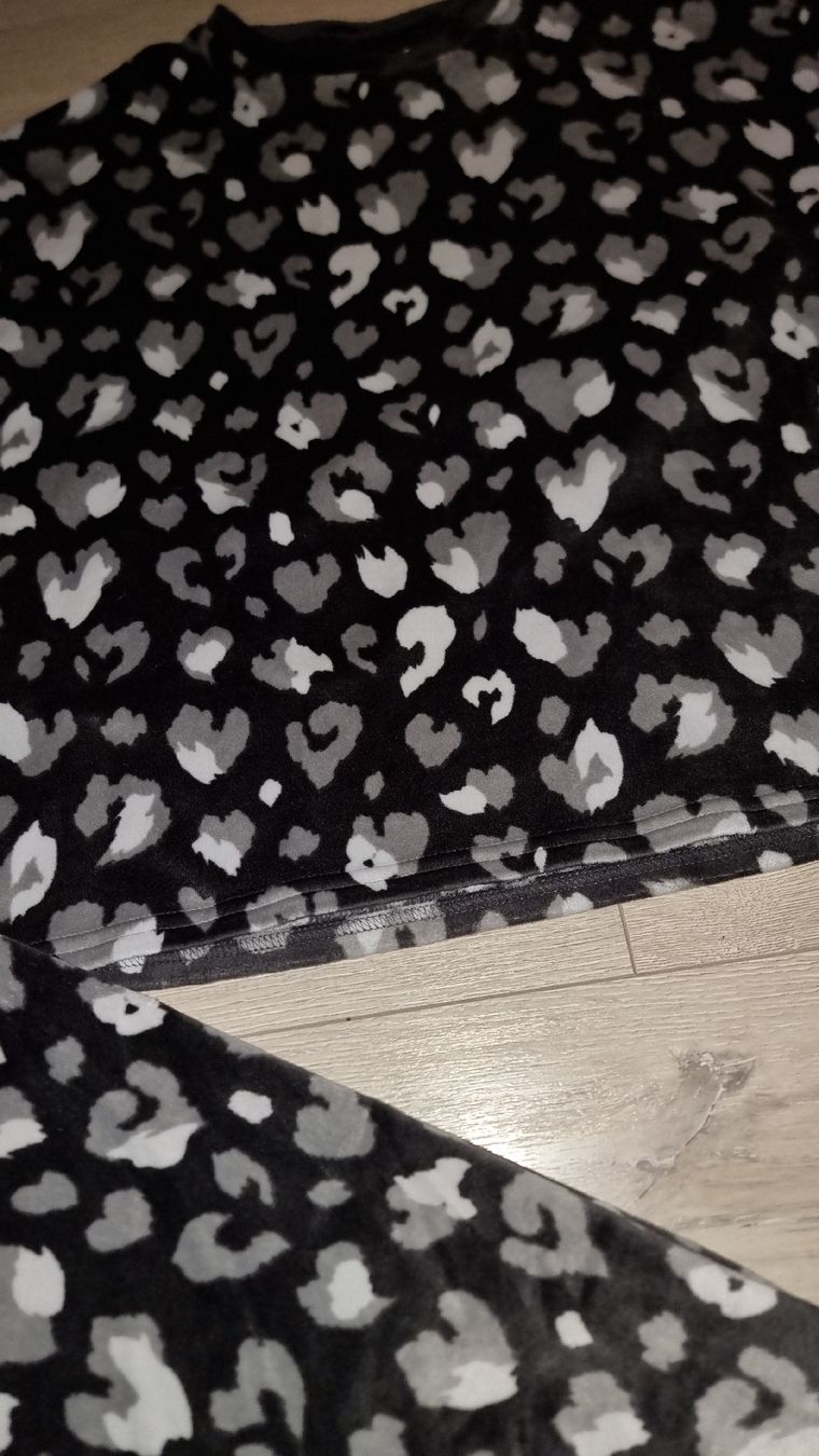 Pigiama & Simili: Winter Pyjama Samt Leoprint, zweiteilig, gr 140 – Usato da Wigoltingen venduto da Zuckerfee84 1
