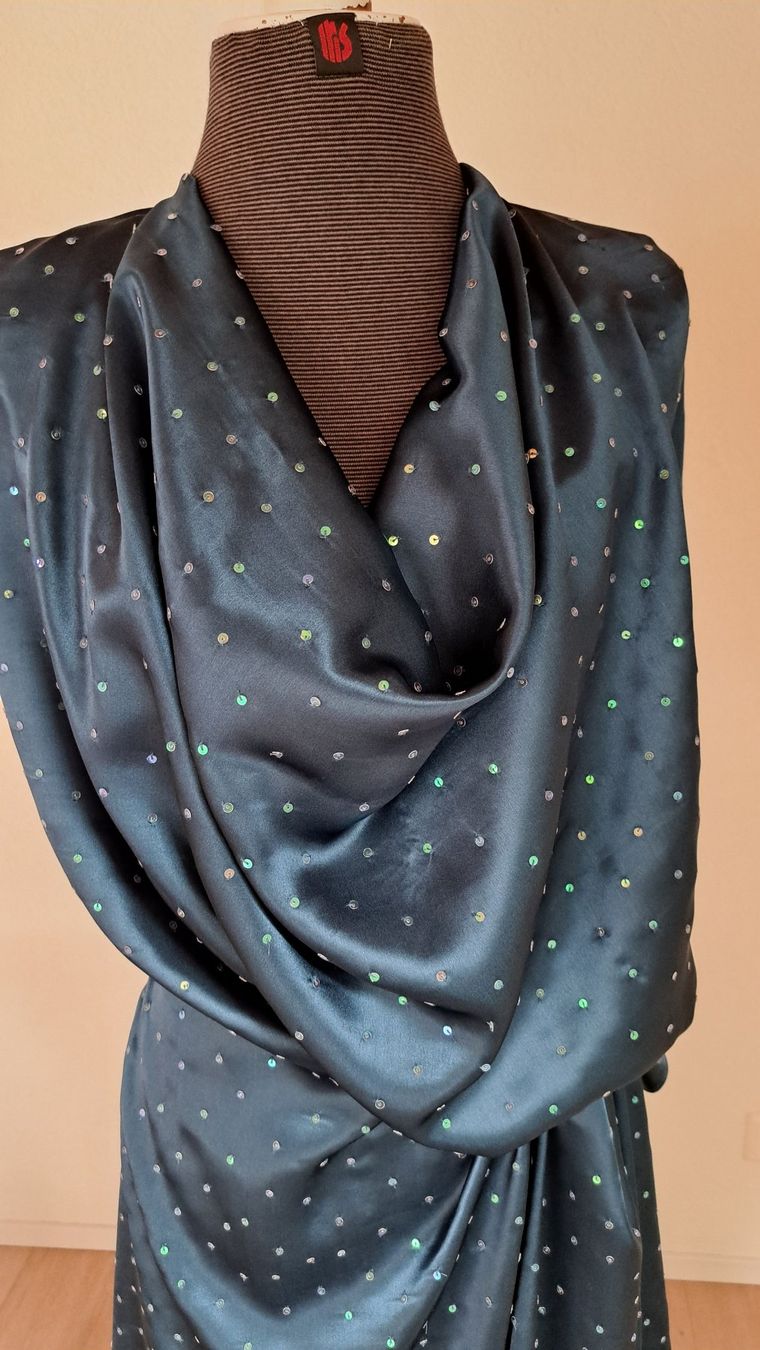 Tessuti: Pailletten bestickter Seidensatin – Nuovo (secondo la descrizione) da Reutigen venduto da IrisFashion