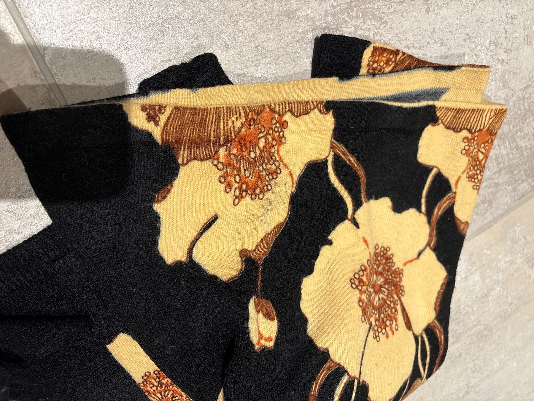 Maglioni & Felpe: Damenpullover schwarz mit Blumenmuster – Usato da Bülach venduto da Jackybabue 4