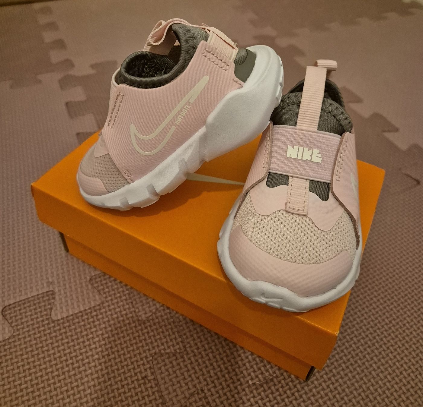 Nike Scarpe per ragazze: NEU Gr. 19.5 - Nike Flex Runner 2 – Nuovo e nell'imballaggio originale da Villars-sur-Glâne venduto da Thalimey 1