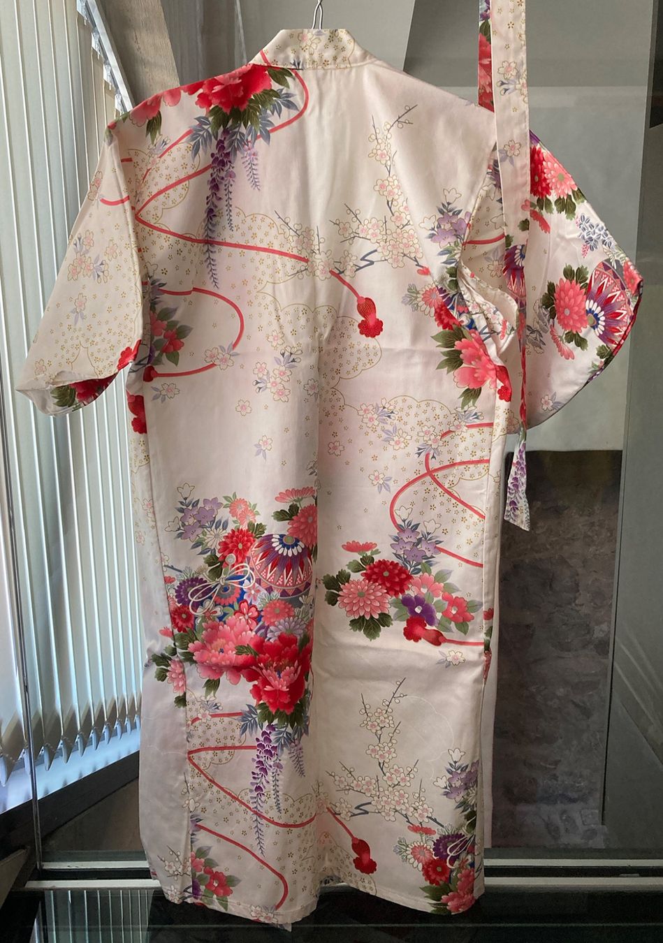 Internationale Kunst: Kimono fleuri fabriqué au Japon – Gebraucht aus Vionnaz von nadinus73 1