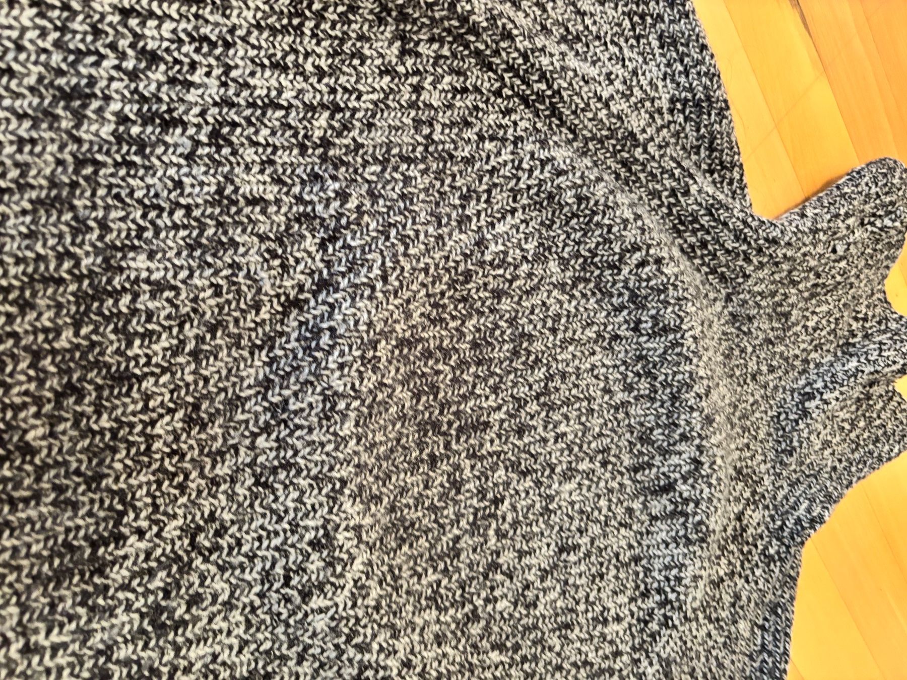 H&M Maglioni & Felpe: Kurzer moderner Wollpullover Oversize zweifarbig – Usato da St. Gallen venduto da always-a-good-buy 1