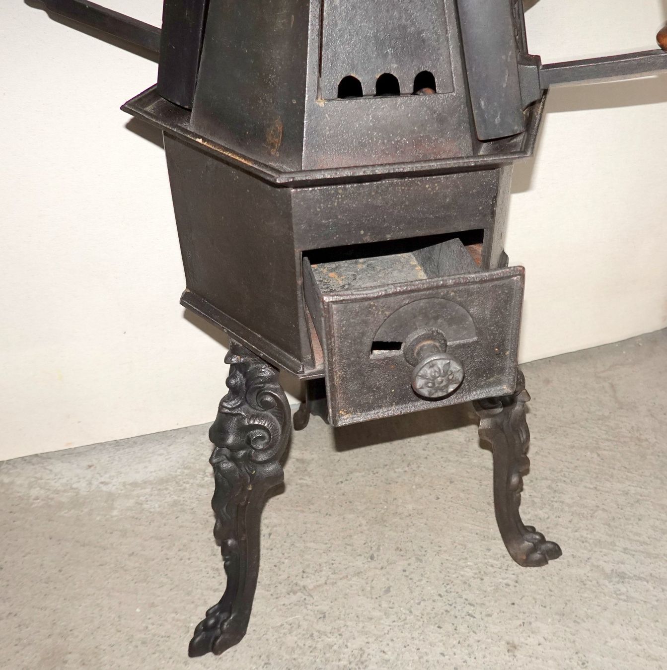 Altri mobili d'antiquariato: Antiker Bügeleisen-Ofen – Usato da Brunnen venduto da brocundfloh 1