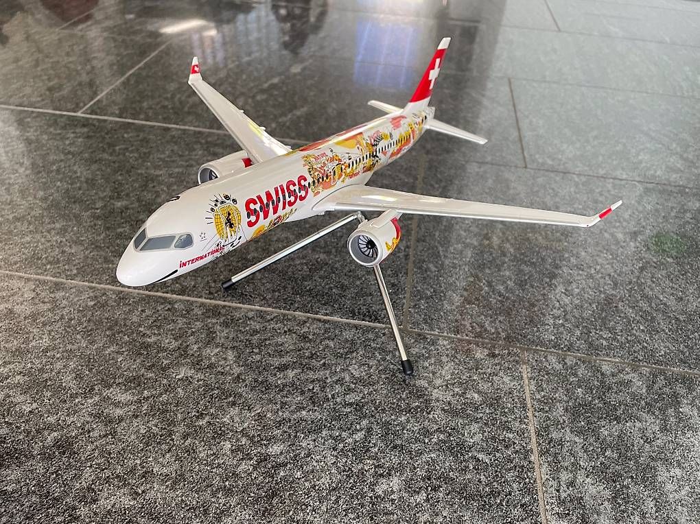 Swiss Kit di modellismo & Modellini statici: Swiss Flugzeugmodell Bobardier CS 300 – Usato da Hondrich venduto da Achilles_500 3