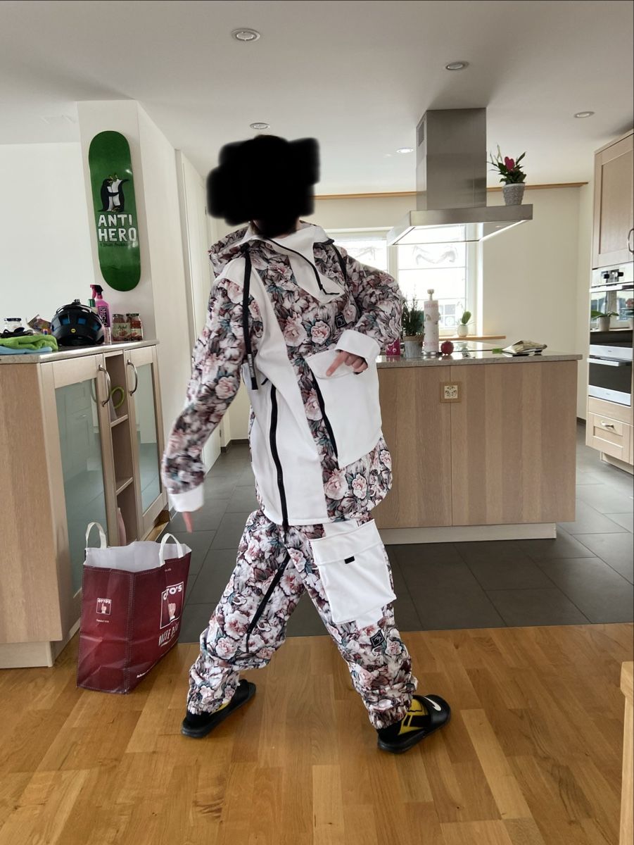 Anzüge: Skianzug Brethern Apparel Blumenmuster – Gebraucht aus Triesenberg von elfchen96