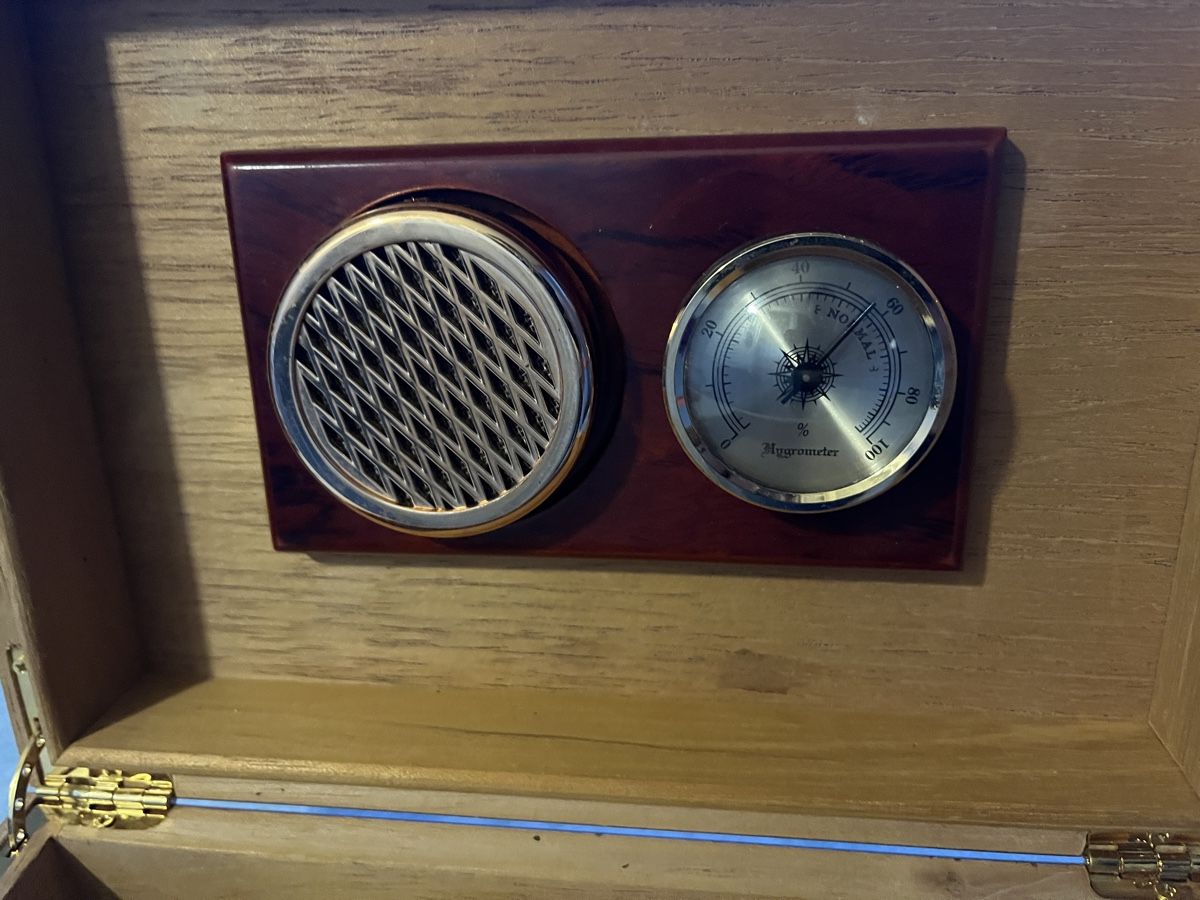 Humidor per sigari: Humidor mit Aschenbecher – Usato da Buochs venduto da Kalifati 2
