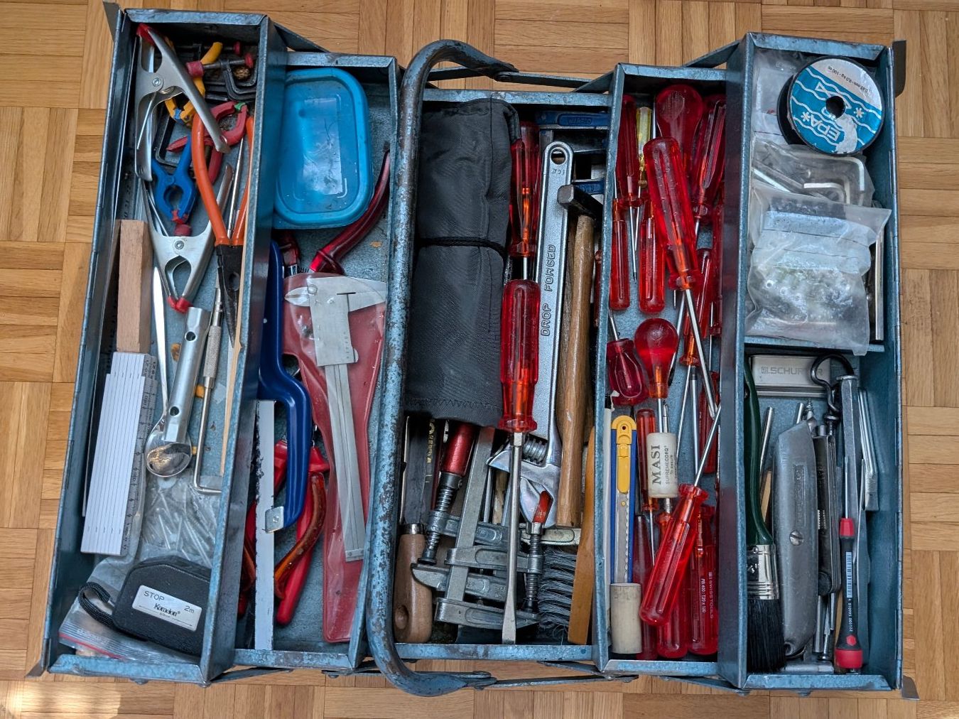 Alle Werkzeuge: Massive Werkzeugkiste mit Inhalt – Gebraucht aus Adligenswil von Jorosi