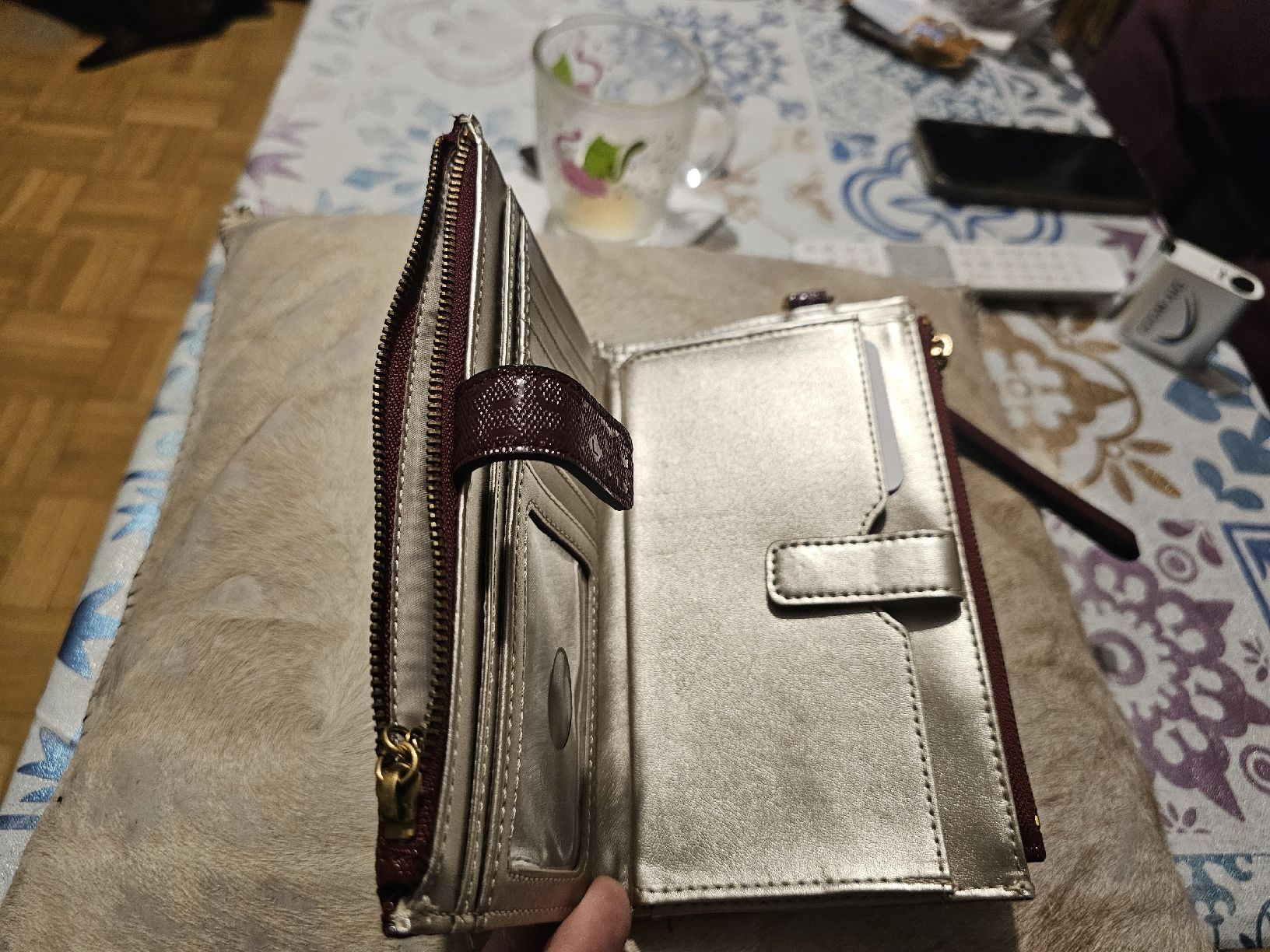 Guess Portamonete: Portefeuille GUESS bordeaux matelassé - Élégant et compact. – Nuovo e nell'imballaggio originale da HENNIEZ venduto da mjm_vp6n 4