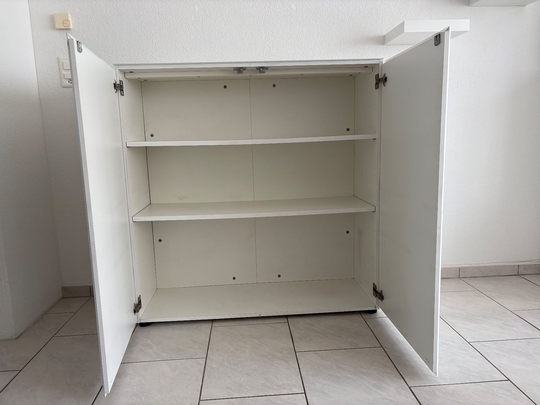 Commodes: Weisse Kommode, Oberfläche und Front aus Glas – D'occasion à Richterswil par 1cacique 1