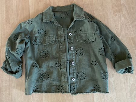 Khaki Hemdjacke mit Stickereien, Grösse M, Neu