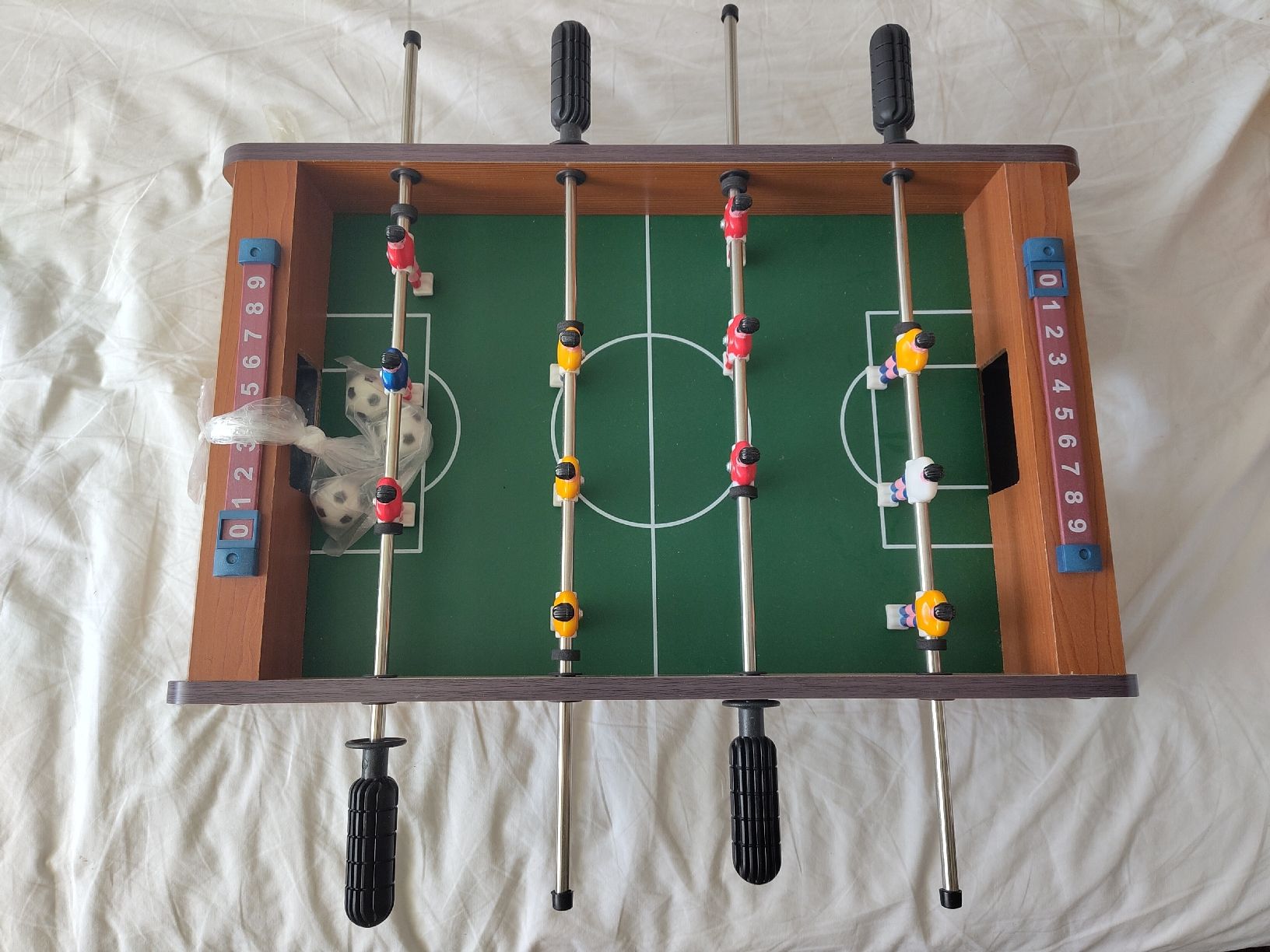 Spiele: kleiner Tischfussball-Kasten – Gebraucht aus Oberdorf BL von Ezio-Auditore