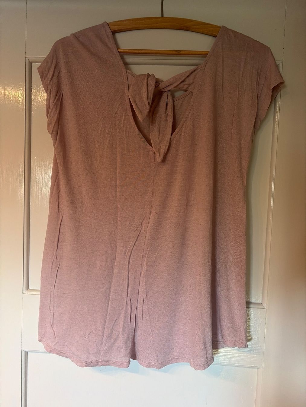 T-shirt: Altrosa Tshirt (mit Rücken ausschnitt) – Usato da Wohlen AG venduto da Lunas_Closet
