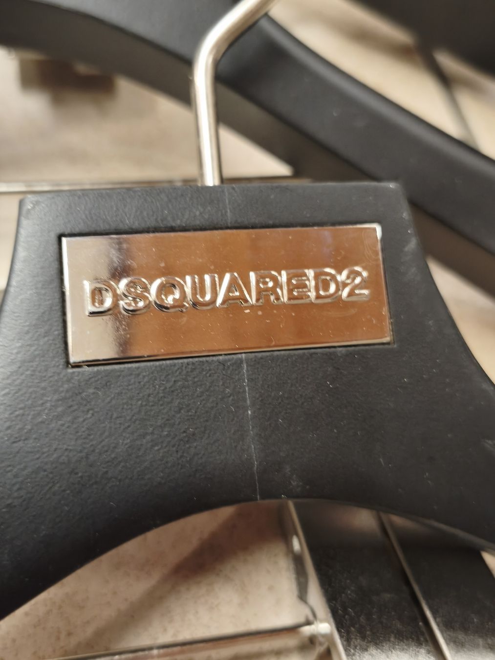 Kleiderbügel: 17x Dsquared2 Kleiderbügel, schwarz, – Gebraucht aus Emmetten von SecondhandSiska 2