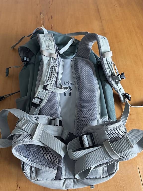 Deuter Zaini: Deuter Trail 23L Rucksack – Usato da Bern venduto da Angie_1947 1