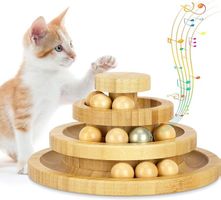 Interaktives Katzenspielzeug aus Holz.