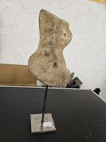 Steinskulptur auf Sockel 