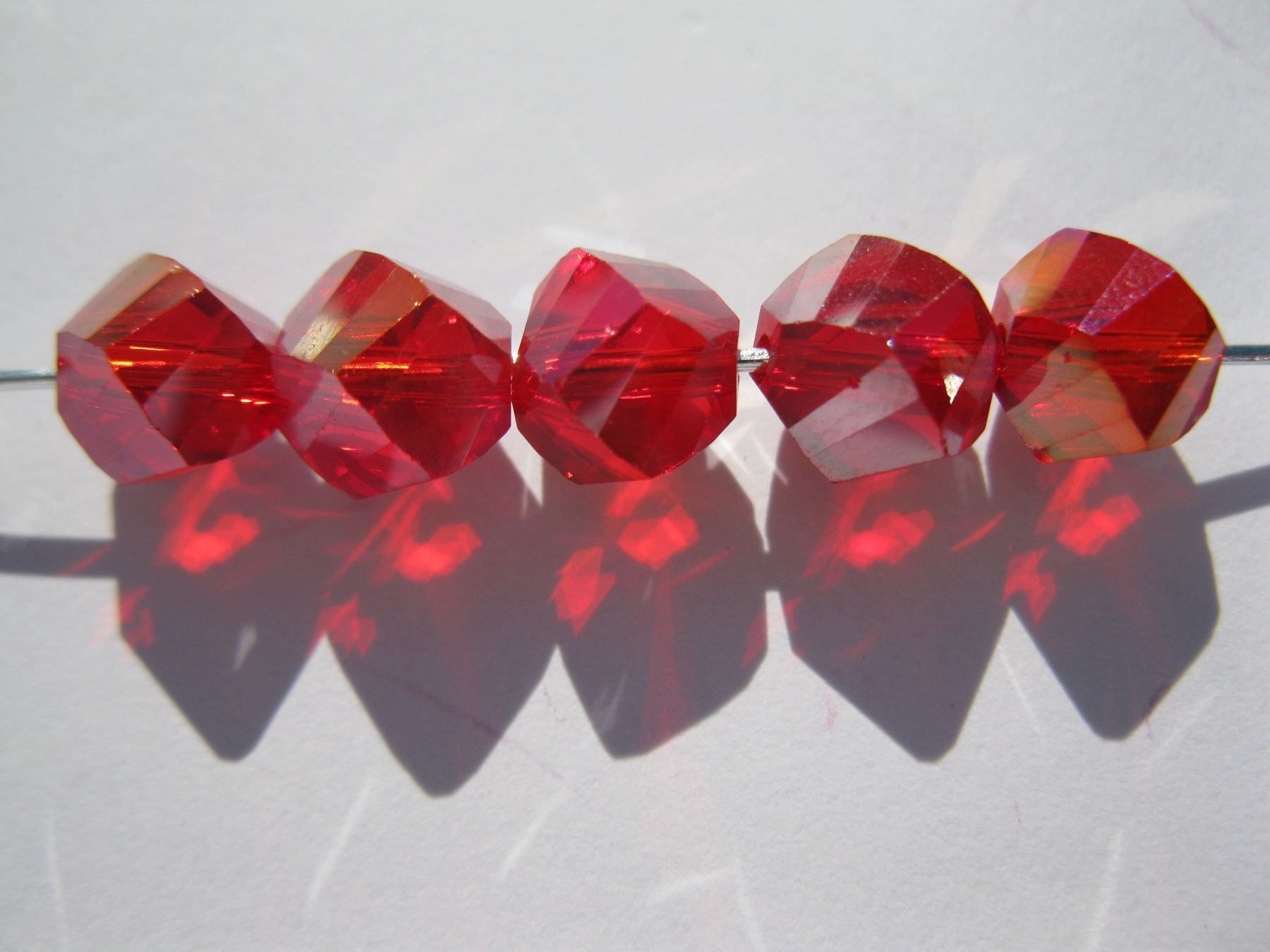 Perle (finte): 1 Strang Glasperlen facettiert, Helix, rot AB, 8mm – Nuovo e nell'imballaggio originale da St. Margarethen TG venduto da LuanaKa