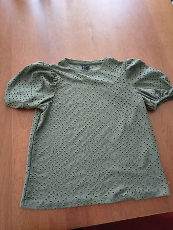 Vero Moda Shirt Gr XS oliv, mit Lochmuster