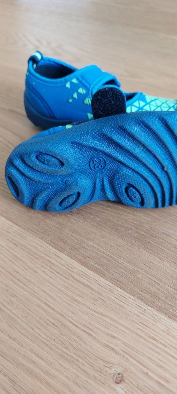 Scarpe per ragazzi: Jungen Badeschuhe Gr. 23 – Usato da Rütihof venduto da Juass 1