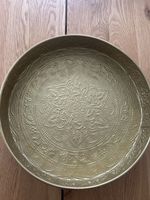 Rundes Tablett goldfarben mit Blumenmuster Metall gebraucht