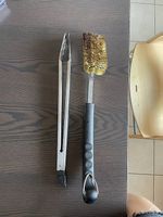Grillzange und Bürste